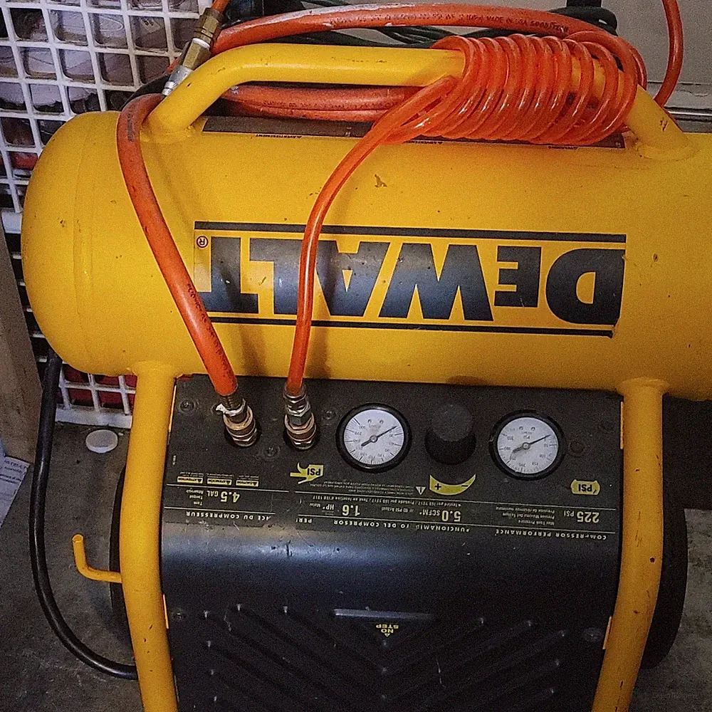 DEWALT 4.5-Gallon Portable Steel Air Compressor 225 PSI Oil-Free 1.6 HP